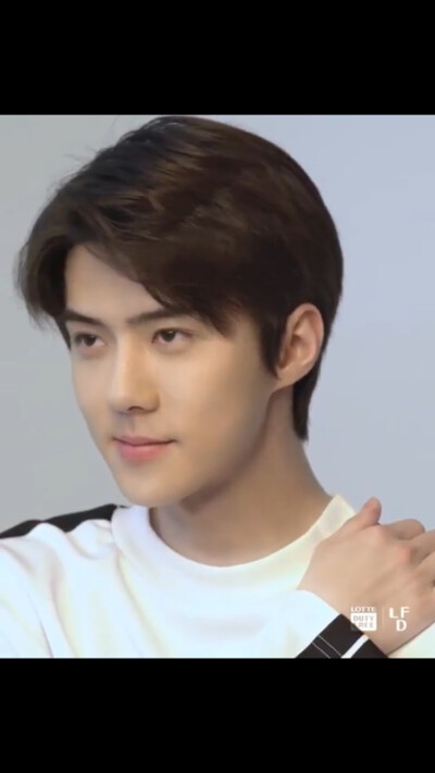 吴世勋/lotte duty free sehun focus/720p壁纸自截+翩翩白衣吴公子+移动的雕像+镜头脸+黑发白衣魅力笑眼+穿白衣服的男孩子都是清透的大男孩啊