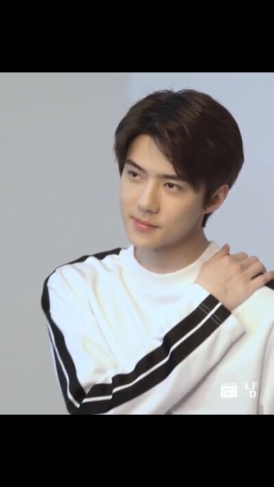 吴世勋/lotte duty free sehun focus/720p壁纸自截+翩翩白衣吴公子+移动的雕像+镜头脸+黑发白衣魅力笑眼+穿白衣服的男孩子都是清透的大男孩啊