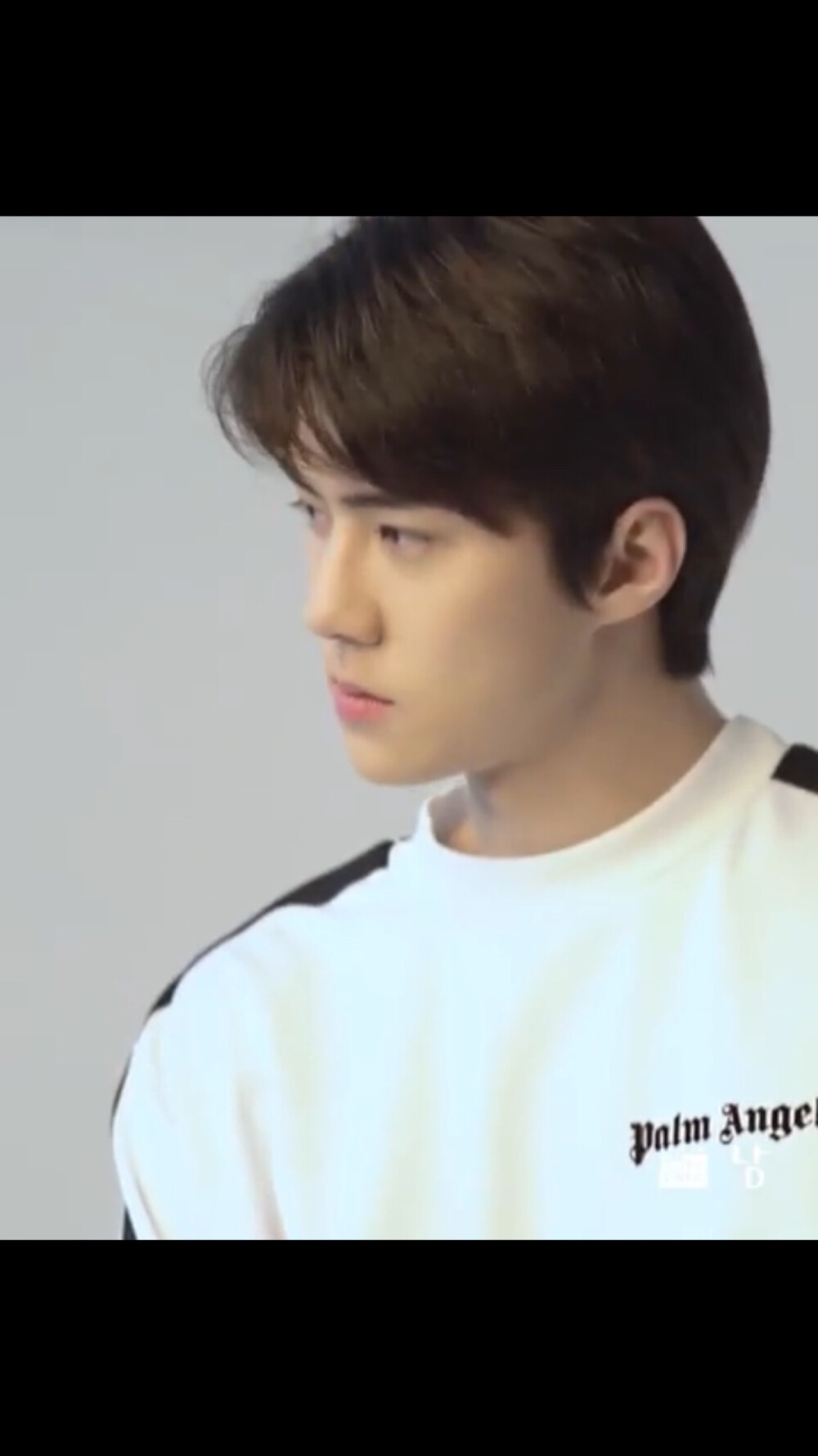 吴世勋/lotte duty free sehun focus/720p壁纸自截+翩翩白衣吴公子+移动的雕像+镜头脸+黑发白衣魅力笑眼+穿白衣服的男孩子都是清透的大男孩啊