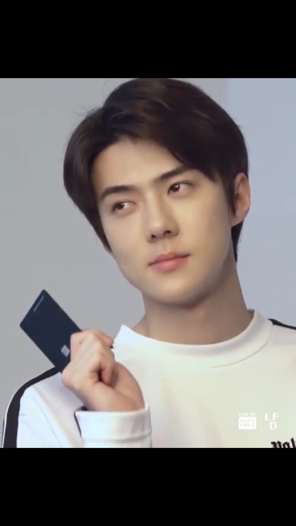 吴世勋/lotte duty free sehun focus/720p壁纸自截+翩翩白衣吴公子+移动的雕像+镜头脸+黑发白衣魅力笑眼+穿白衣服的男孩子都是清透的大男孩啊