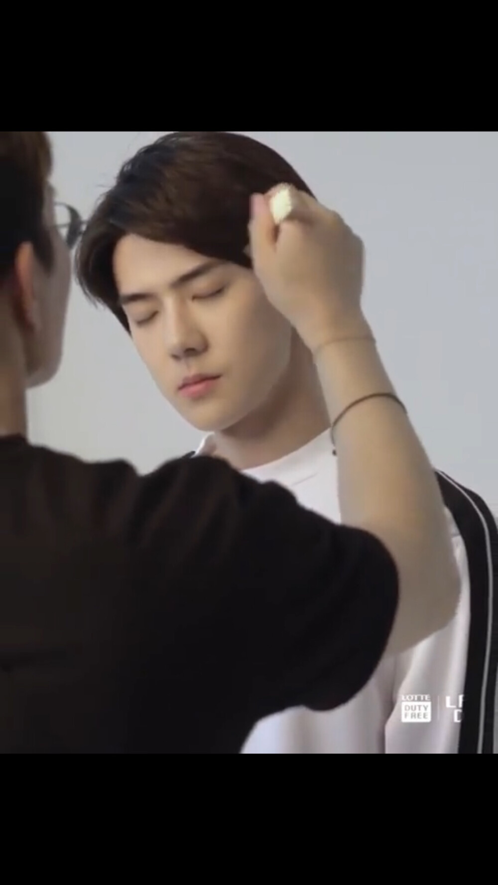 吴世勋/lotte duty free sehun focus/720p壁纸自截+翩翩白衣吴公子+移动的雕像+镜头脸+黑发白衣魅力笑眼+穿白衣服的男孩子都是清透的大男孩啊