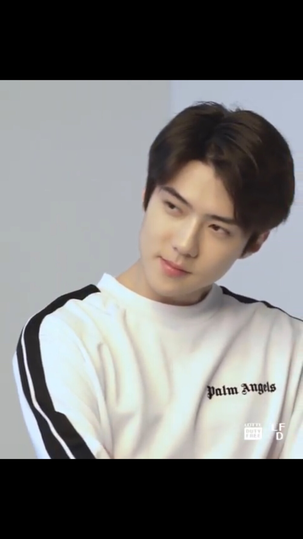 吴世勋/lotte duty free sehun focus/720p壁纸自截+世勋男友视角+翩翩白衣吴公子+移动的雕像+镜头脸+黑发白衣魅力笑眼+穿白衣服的男孩子都是清透的大男孩啊