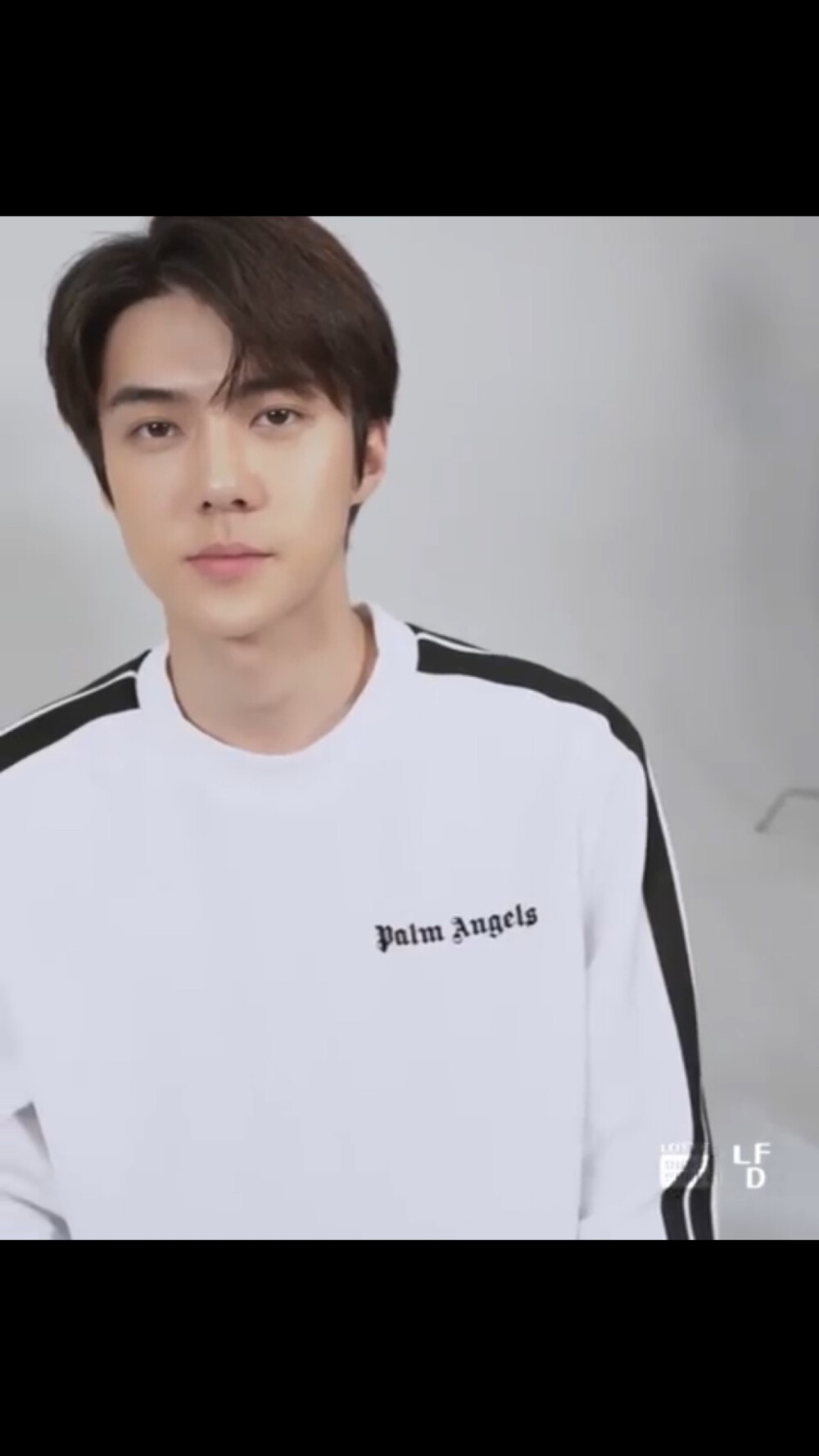 吴世勋/lotte duty free sehun focus/720p壁纸自截+世勋男友视角+翩翩白衣吴公子+移动的雕像+镜头脸+黑发白衣魅力笑眼+穿白衣服的男孩子都是清透的大男孩啊