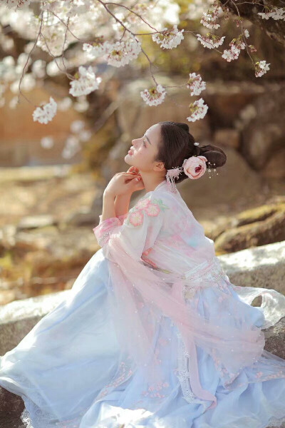 有没有那么一个人，教会你成长，却没有陪你走到最后 ​​​！