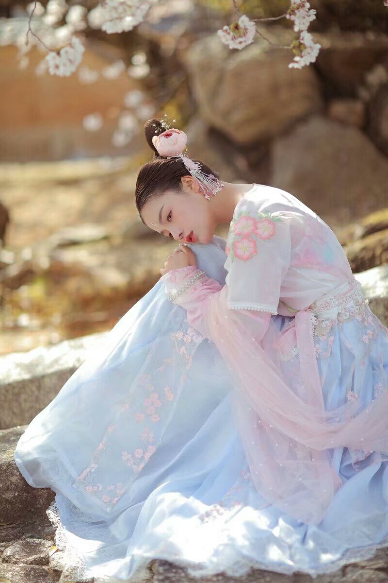 有没有那么一个人，教会你成长，却没有陪你走到最后 ​​​！