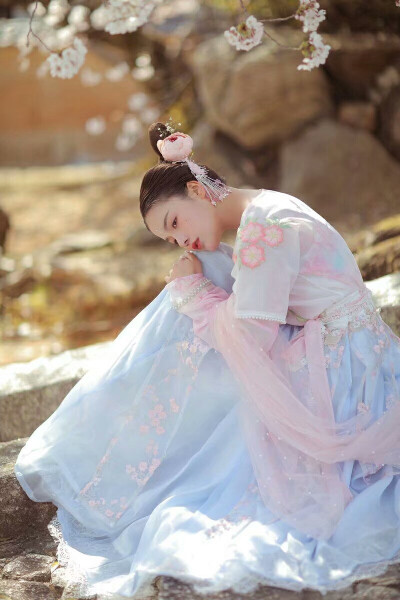 有没有那么一个人，教会你成长，却没有陪你走到最后 ​​​！