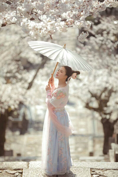 有没有那么一个人，教会你成长，却没有陪你走到最后 ​​​！