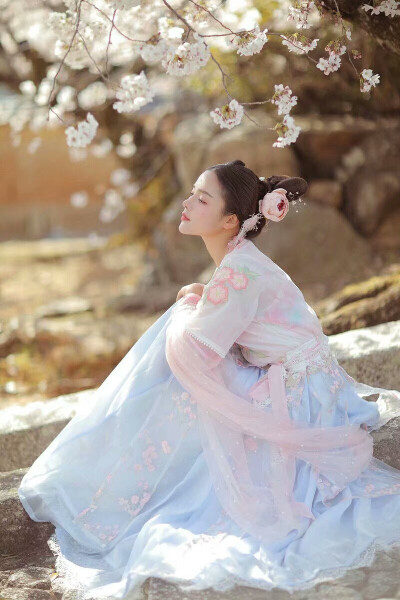 有没有那么一个人，教会你成长，却没有陪你走到最后 ​​​！