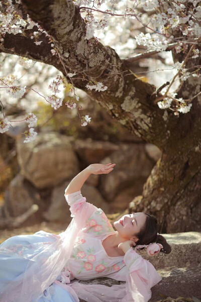 有没有那么一个人，教会你成长，却没有陪你走到最后 ​​​！