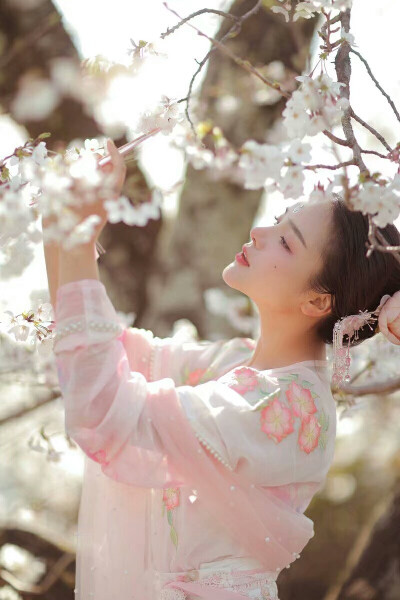 有没有那么一个人，教会你成长，却没有陪你走到最后 ​​​！