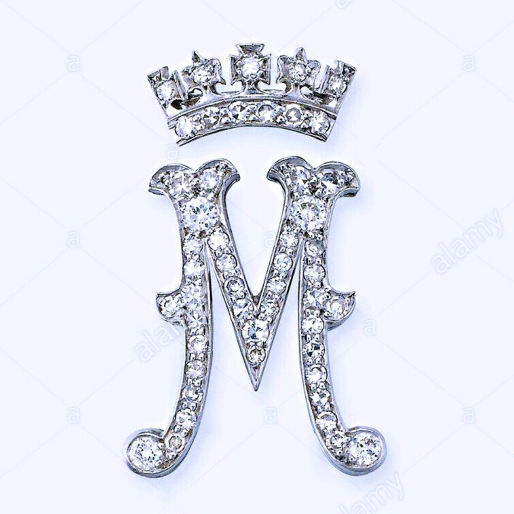 Princess Margaret's Diamond Monogram Brooch 这枚字母“M"型钻石胸针是乔治六世国王在1951年特意定制送给小女儿玛格丽特公主的21岁生日礼物。整体造型其实就是玛格丽特自己的王室标志：名字大写首字母“M"+小钻石冠冕。玛格丽特去世后也被拿出来拍卖了，当时成交价是18万7千2百英镑。