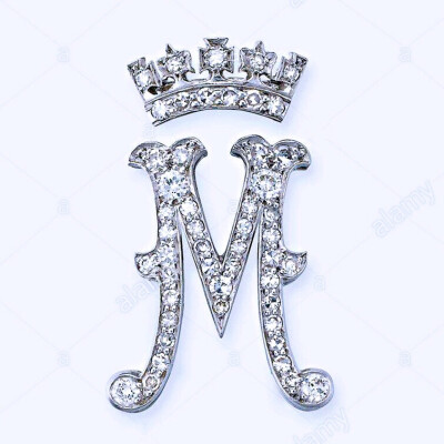 Princess Margaret's Diamond Monogram Brooch 这枚字母“M"型钻石胸针是乔治六世国王在1951年特意定制送给小女儿玛格丽特公主的21岁生日礼物。整体造型其实就是玛格丽特自己的王室标志：名字大写首字母“M"+小钻石…