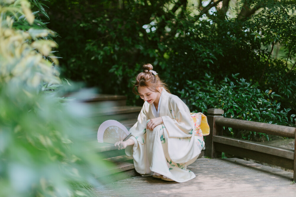 半日闲
摄影：洪小漩
出镜：阿青
年轻真是一件很美妙的事。阿青就是个年轻，且貌美的女孩子。
不是说我老了，反正我再年少10岁也不是好看得到哪里去的姑娘。我只是看到比自己年少的姑娘，就会很羡慕她们身上的朝气，然后不自觉露出姨母笑。
不知道是不是日常工作坐姿有误，最近腰开始越来越疼，有时候短短下班路，我居然要用手敲着痛处一路，才能勉强到家。
疼痛的频率越来越高，我开始不安。
感觉过了28岁后，身体的健康状况在下降。这时候，看着身边的小姑娘还留恋夜店，有力气通宵达旦，更加怅然若失。
长辈提点我们，差不多好要个孩子了，再晚一些，生小孩就不那么容易了。
可是，我不敢。我怕我生了孩子，就腾不出时间拍漂亮的妹子了。