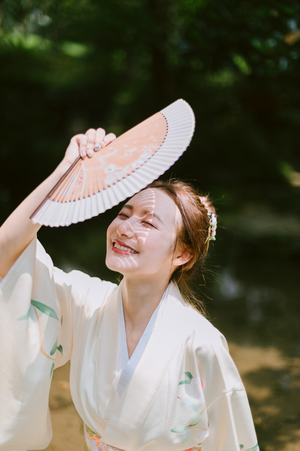 半日闲
摄影：洪小漩
出镜：阿青
年轻真是一件很美妙的事。阿青就是个年轻，且貌美的女孩子。
不是说我老了，反正我再年少10岁也不是好看得到哪里去的姑娘。我只是看到比自己年少的姑娘，就会很羡慕她们身上的朝气，然后不自觉露出姨母笑。
不知道是不是日常工作坐姿有误，最近腰开始越来越疼，有时候短短下班路，我居然要用手敲着痛处一路，才能勉强到家。
疼痛的频率越来越高，我开始不安。
感觉过了28岁后，身体的健康状况在下降。这时候，看着身边的小姑娘还留恋夜店，有力气通宵达旦，更加怅然若失。
长辈提点我们，差不多好要个孩子了，再晚一些，生小孩就不那么容易了。
可是，我不敢。我怕我生了孩子，就腾不出时间拍漂亮的妹子了。