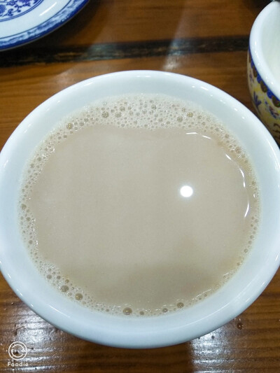 蒙古拉面就是用奶煮的面，还有咸咸的蒙古奶茶超级好喝！