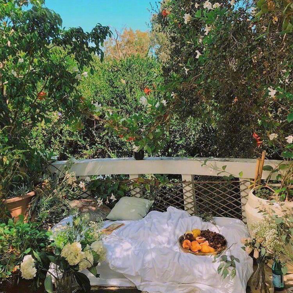 ：“我希望你向往生活的盎然，不会受伤，会热爱生活，我想和你一起游戏人间，爱得坦荡，呼吸都想念我。”