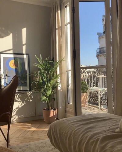 ：“我希望你向往生活的盎然，不会受伤，会热爱生活，我想和你一起游戏人间，爱得坦荡，呼吸都想念我。”