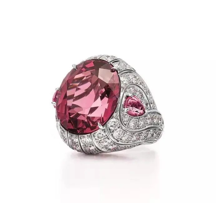 Tiffany&Co.蒂芙尼
高级珠宝系列
铂金镶红色碧玺及钻石戒指