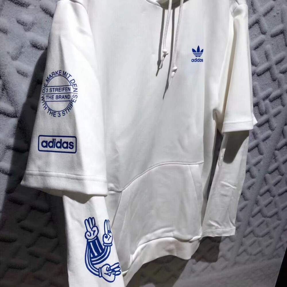 三叶草Adidas阿迪官网发售款 秋季毛圈假两件连帽卫衣 oversize版型 百搭款 男女同款 颜色:白色 尺码:M L XL M:肩宽45胸围104衣长68袖长62 L:肩宽46 胸围108衣长70袖长64 XL:肩宽47 胸围112衣长72袖长66
175