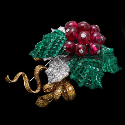 这枚胸针是 Van Cleef & Arpels 在「Palais de la Chance」高级珠宝系列中推出的作品，以象征幸运的植物——「冬青」（Holly）为主题。设计师用祖母绿叶片来衬托颜色饱满的红尖晶果实，搭配一条明亮的黄钻缎带，让人…