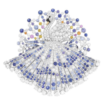 胸针主体由白金制作，裙摆上镶嵌浅蓝色、紫色、蓝色蓝宝石和钻石，公主面部和王冠镶嵌钻石；天鹅造型镶嵌钻石、缟玛瑙、黑色尖晶石，喙由黄金制作，周围点缀彩色蓝宝石。
Van Cleef & Arpels 在2017年的新高级珠宝…