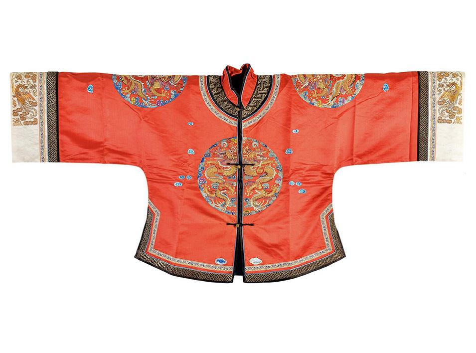 【红色缎绣团云金龙纹马褂】——清末期,长148cm,高70cm.