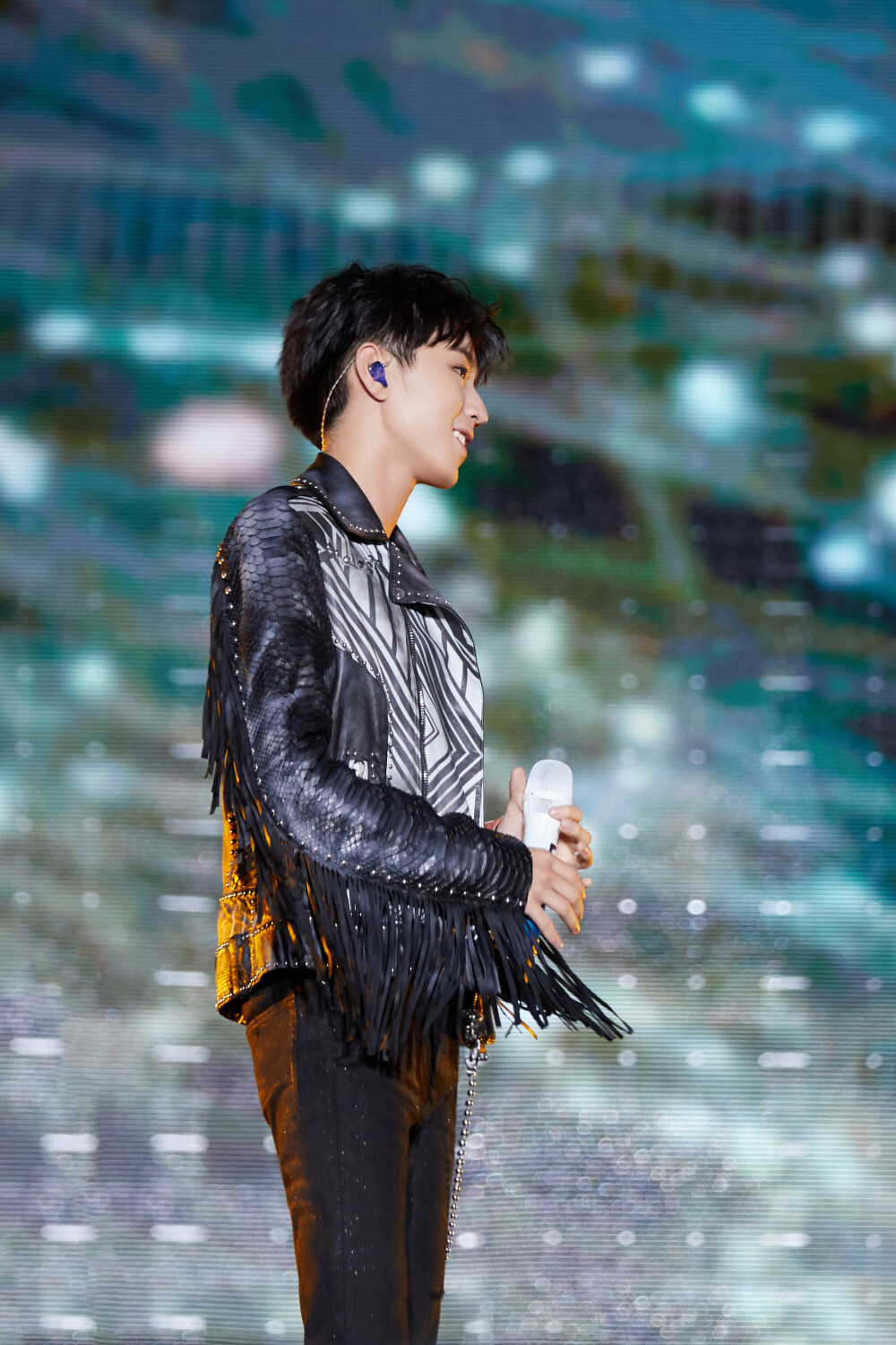 昨晚五月天鸟巢演唱会，王俊凯作为演唱会嘉宾助阵演唱《洋葱》《知足》。全球身穿Balmain2020早春手绘图案流苏皮衣，阳光帅气
