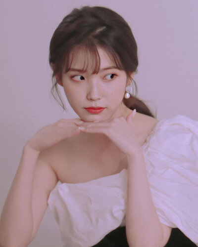 IU# 李知恩