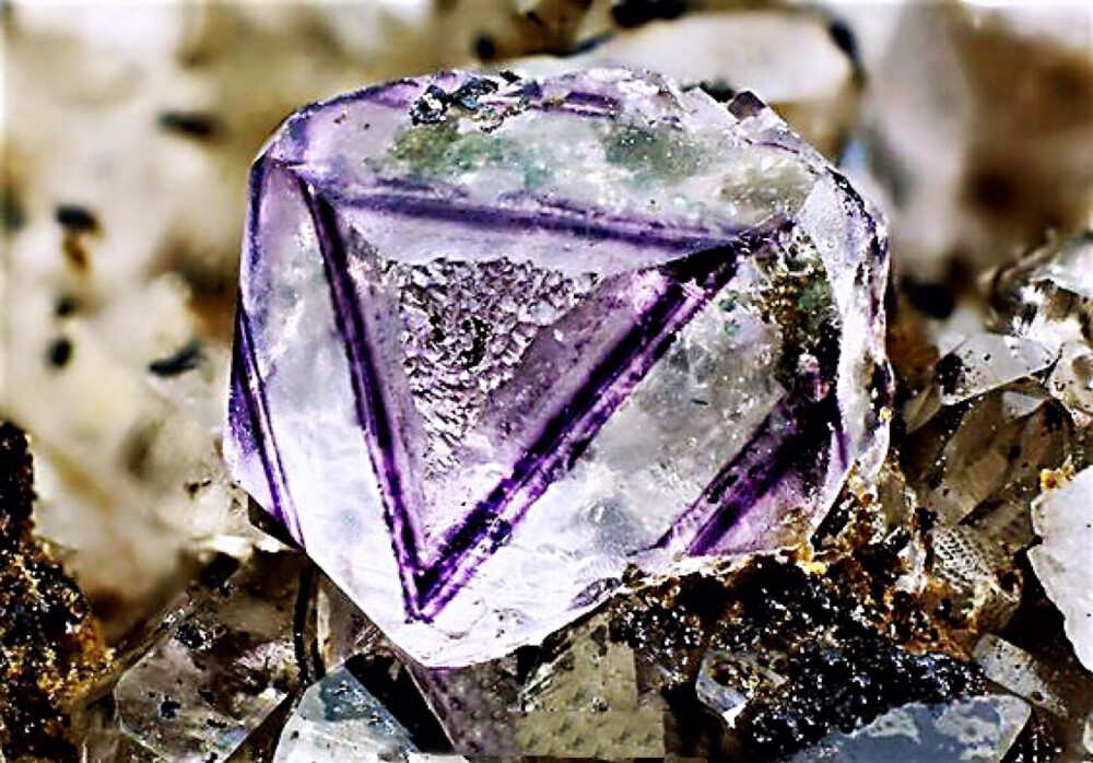 一块产自 意大利 的 萤石 Fluorite 