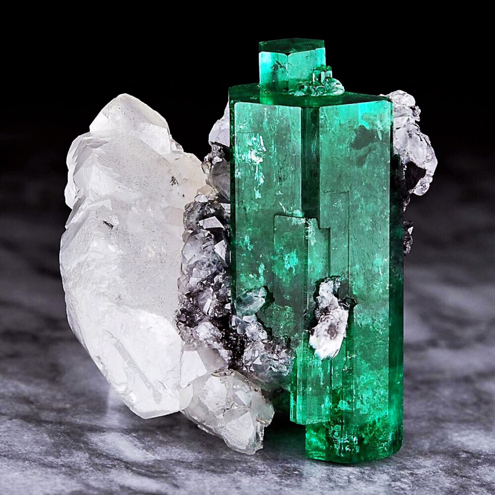 祖母绿方解石共生矿标本