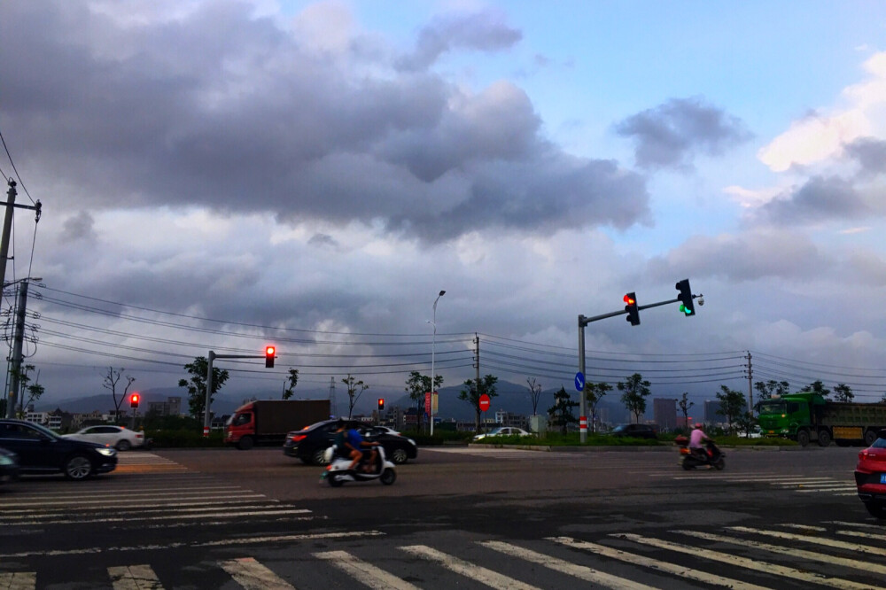 sky&road&cars&people