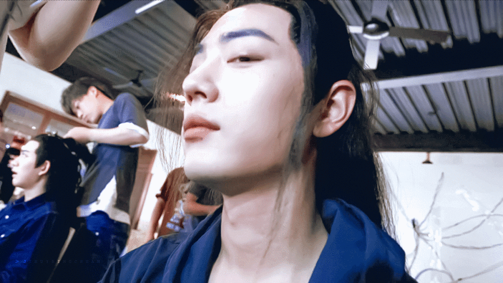 肖战
王一博
动图
夏风