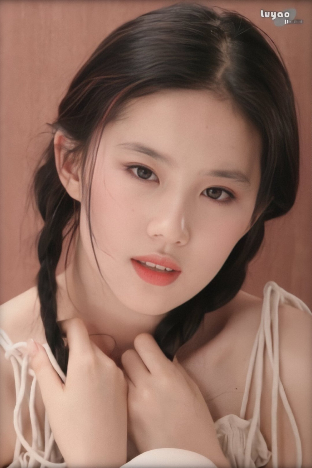 刘亦菲 05年拍的写真 当时才18岁出头 扎两个麻花辫 水灵灵的 跟现在