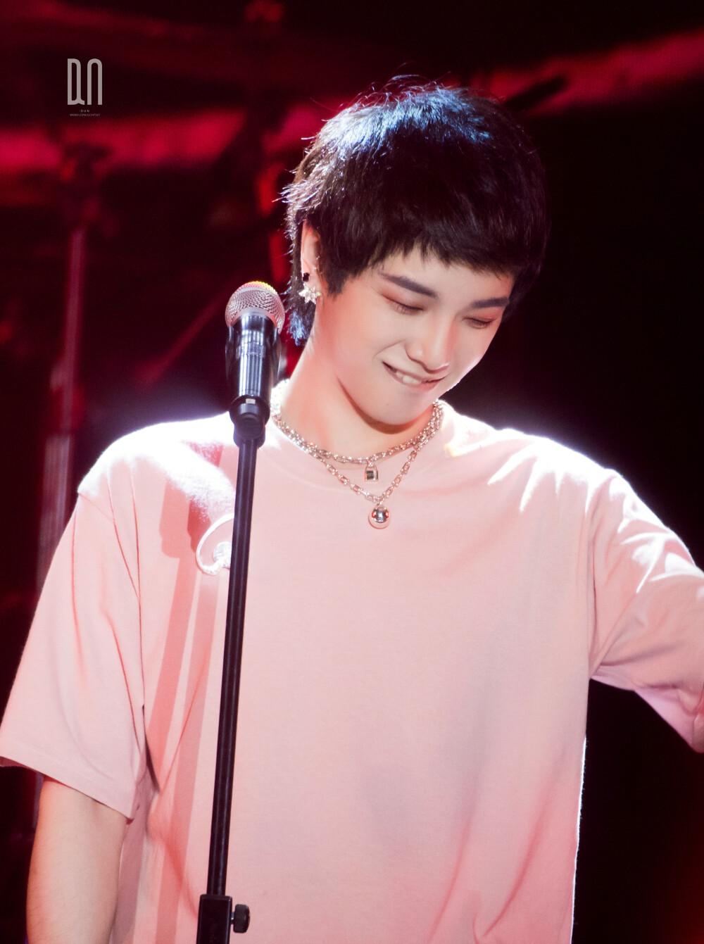 18年珠江音乐节笑得很甜的华晨宇