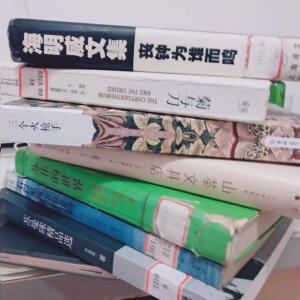 明天就要去学校了
暑假懒散
只看了些书
有段时间沉迷手机和小说
回想起来好像很遥远了
但是它真的发生过
很抱歉
虽然每天想早起却很少有做到的时候
帮店里干活也没做多少
一直囔着要去拔智齿却一直怕疼没有去
消磨时间
虚度光阴
回头看看大一的生活记录
现在书看的越来越少
生活里杂七杂八的事却逐渐变多
希望大三回到充实且愉快的日子
以后回头不会遗憾和懊恼
话说夏天的云真的好好看
无论是烈日当空还是日薄西山
各有各的美好
普普通通的一年又过去了
还没想好考研否
想说很多
却不知所云无从下笔