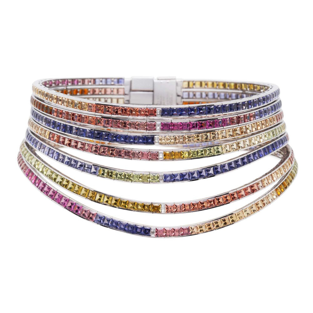 Hermès 在2016年的「HB IV Continuum」高级珠宝系列中推出了这枚 Feux du Ciel 项圈，设计灵感来自黎明时分天空的颜色，项圈名称「Feux du Ciel」在法语中意为「天空之焰」。
设计师在这件作品中使用了5种不同颜色的彩色宝石——粉色碧玺，红色石榴石、橘色托帕石、绿色碧玺和紫色堇青石，温暖明亮的色调让人联想到太阳初升时的朝霞。