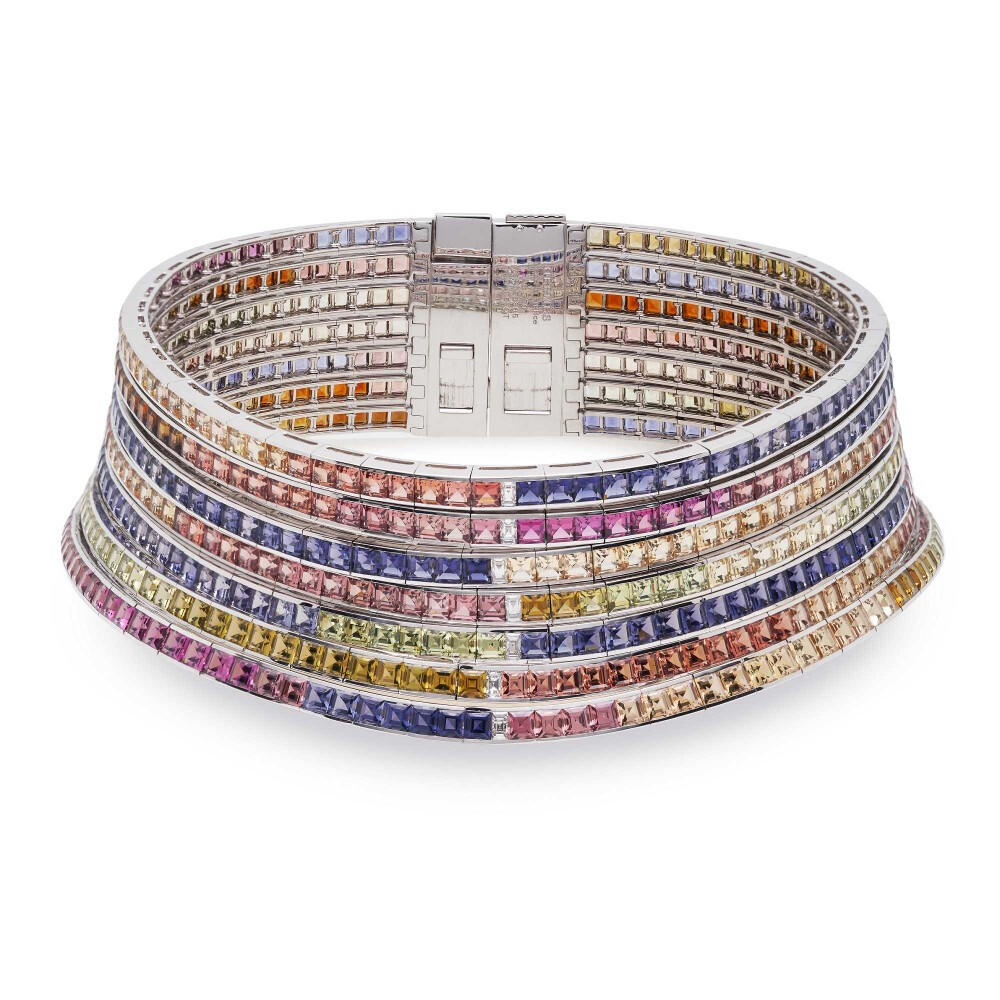 Hermès 在2016年的「HB IV Continuum」高级珠宝系列中推出了这枚 Feux du Ciel 项圈，设计灵感来自黎明时分天空的颜色，项圈名称「Feux du Ciel」在法语中意为「天空之焰」。
设计师在这件作品中使用了5种不同颜色的彩色宝石——粉色碧玺，红色石榴石、橘色托帕石、绿色碧玺和紫色堇青石，温暖明亮的色调让人联想到太阳初升时的朝霞。