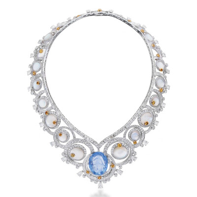 Van Cleef & Arpels 在2016年的 Ballet Précieux 高级珠宝系列中推出了这条雕刻蓝宝石项链，灵感来自芭蕾舞剧「仙女们」（Les Sylphides）。这件作品借鉴了 Van Cleef & Arpels 1949年的一条古董项链，通过俯视视角…