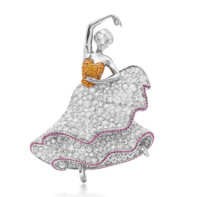 这枚胸针是 Van Cleef & Arpels 在 Ballet Precieux 高级珠宝系列中推出的新作，以芭蕾舞剧「仙女」（La Sylphide）为灵感。设计师用明亮的黄色蓝宝石、粉色蓝宝石和钻石铺陈出摇曳的舞裙，定格了芭蕾舞伶踮起脚尖的…