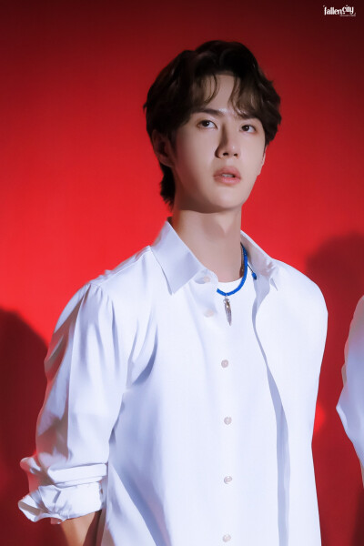 190826 天天向上外拍 #UNIQ王一博# cr:logo