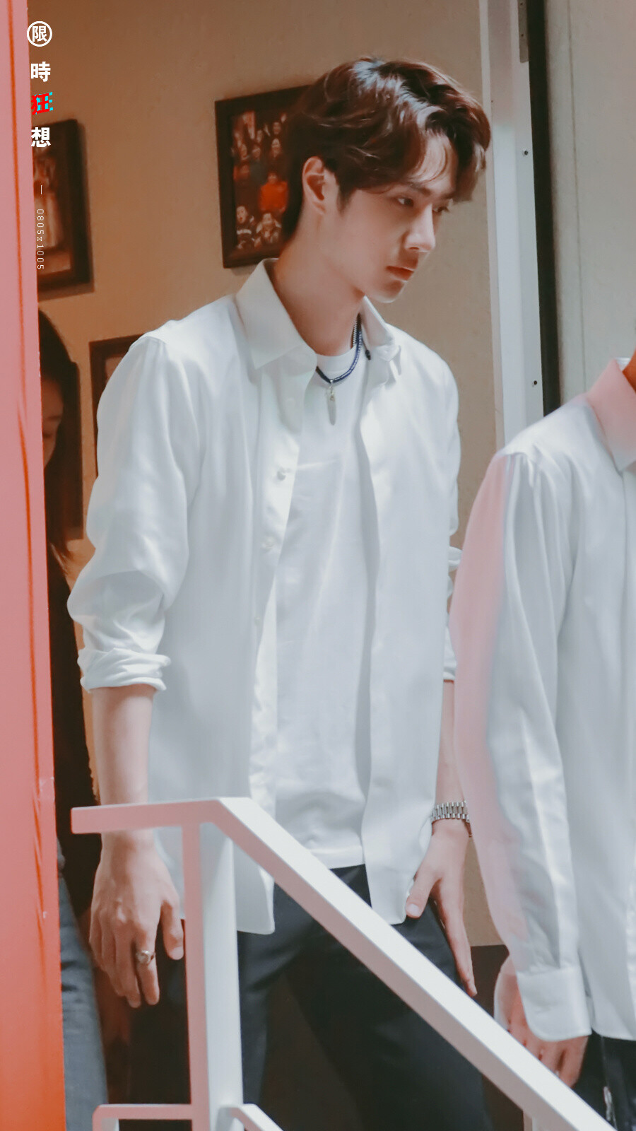 190826 天天向上外拍上班 #UNIQ王一博# cr:logo