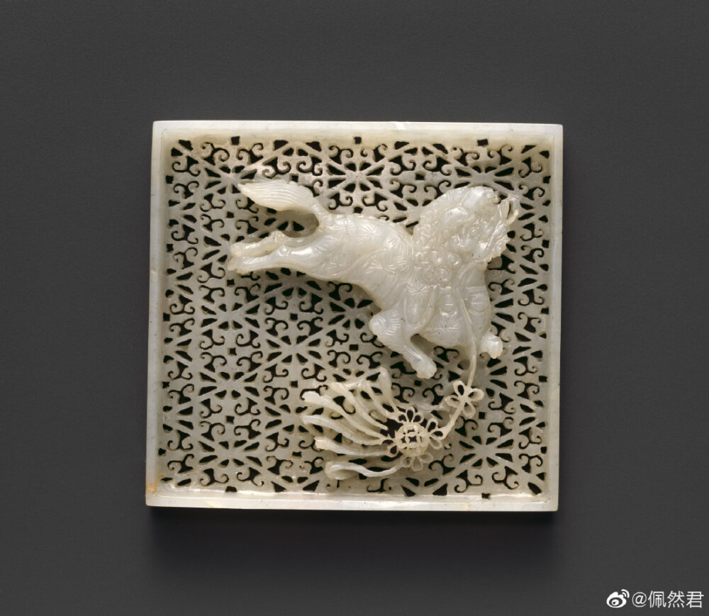 明晚期，镂雕狮子绣球纹玉带饰，美国纽约大都会艺术博物馆藏。