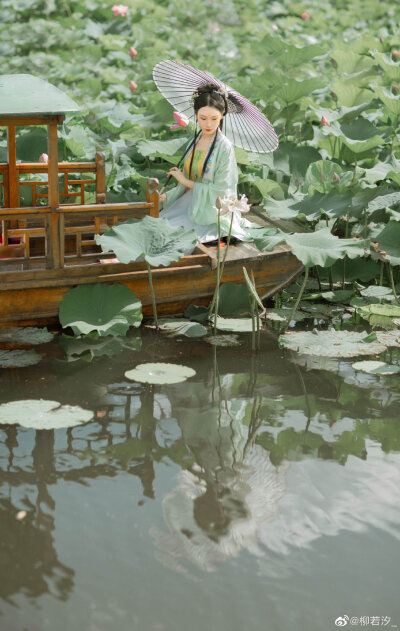 #若汐客片#
“误入藕花深处”
摄影@柳若汐_
妆造:@蝶衣喵喵喵
#苏州约拍##上海约拍# ​