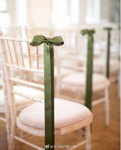婚礼布置丨椅子装饰
婚礼上不可或缺的装饰小细节，或如图1鲜花缠绕，或如图2清爽简洁，又或如图3异域风情，哪一种是你喜欢的呢？