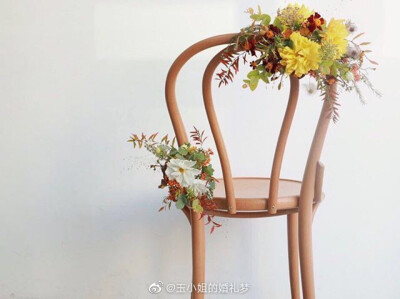 婚礼布置丨椅子装饰
婚礼上不可或缺的装饰小细节，或如图1鲜花缠绕，或如图2清爽简洁，又或如图3异域风情，哪一种是你喜欢的呢？