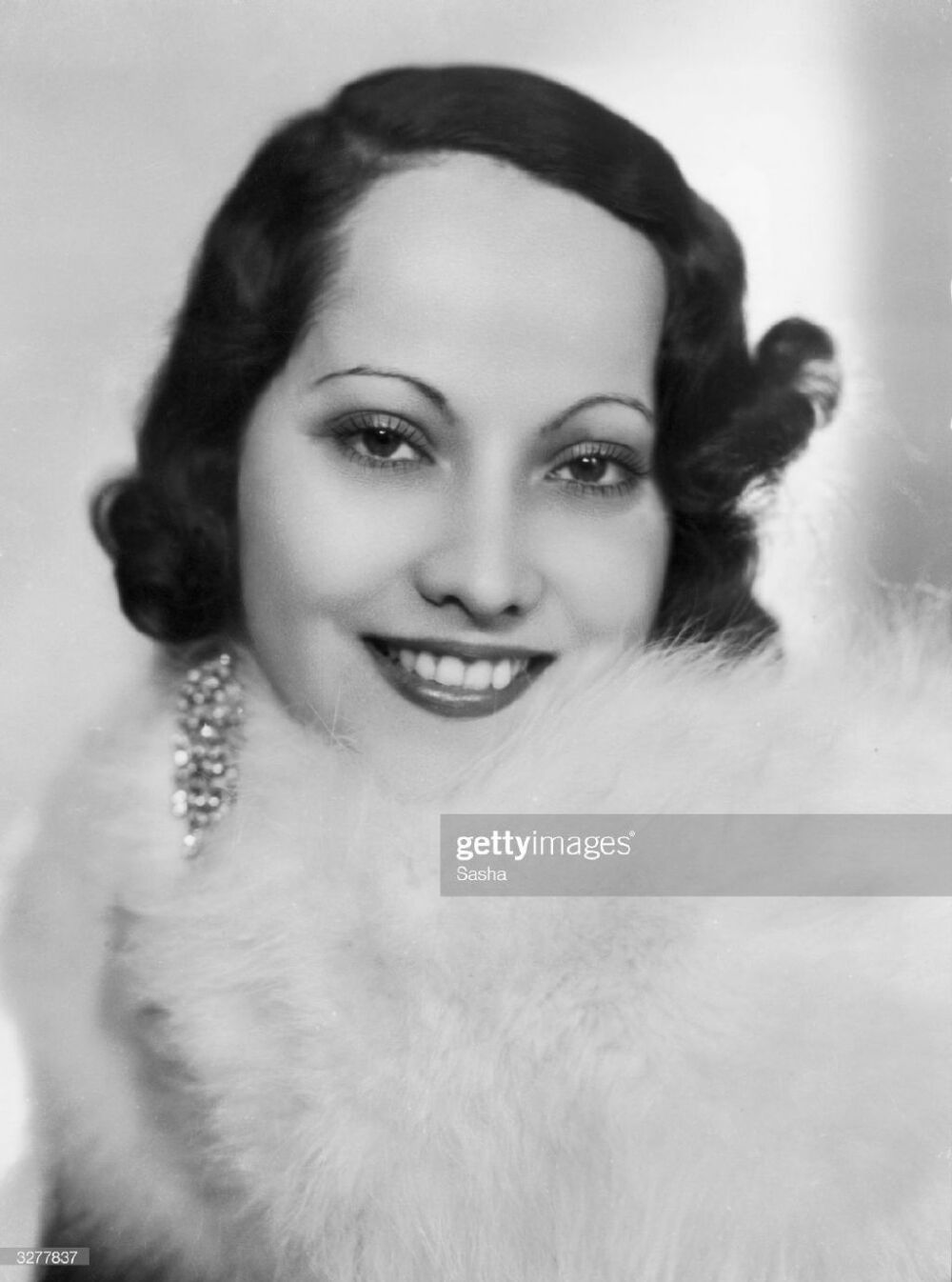 摄于1950年左右，Merle Oberon(1911 - 1979)，澳大利亚出生的英国电影明星和好莱坞女演员。