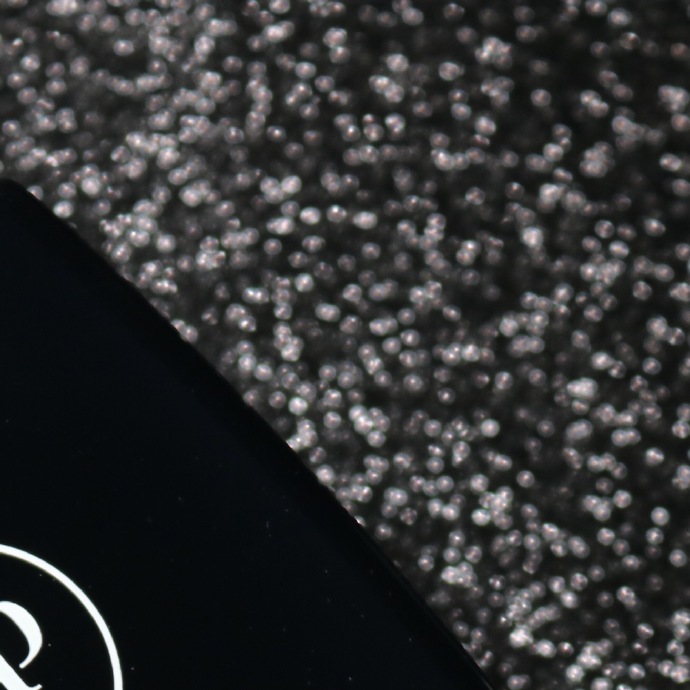 毛戈平 光感柔润蜜粉使用感：这款蜜粉粉质很细腻，使用在脸上有祛除油光，让妆面更哑光的效果。我选择的是102色号，适合白皙肌肤使用，干性肤质的宝贝们可以入这款，不用担心有浮粉与脱妆的现象。皮肤偏油的话可入光感透明蜜粉，持妆效果会更佳。