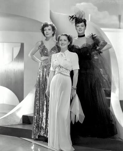 女人们 1939
瑙玛•希拉 Norma Shearer
琼•克劳馥 Joan Crawford
罗莎琳德·拉塞尔 Rosalind Russell