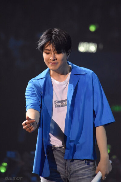 崔荣宰（Youngjae），1996年9月17日出生于韩国。是韩国JYPEntertainment2014年自2PM后时隔六年新推出的七人男子组合GOT7成员之一，队内担任主唱。在木浦时，通过所在音乐舞蹈学院JoyDance&PluginMusicAcademy与JYP联…