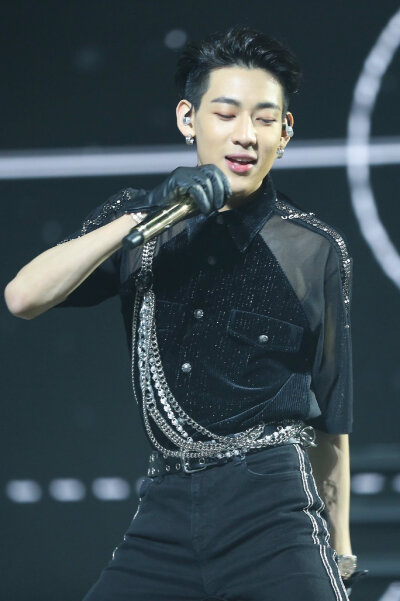 BamBam，全名Bambam Kunpimook Bhuwakul，1997年5月2日出生于泰国曼谷，在韩国发展的泰国籍男歌手、演员，男子演唱团体GOT7成员之一。2007年在泰国举办的“Rain Cover Dance“比赛中获得冠军，被韩国JYP娱乐公司星探…